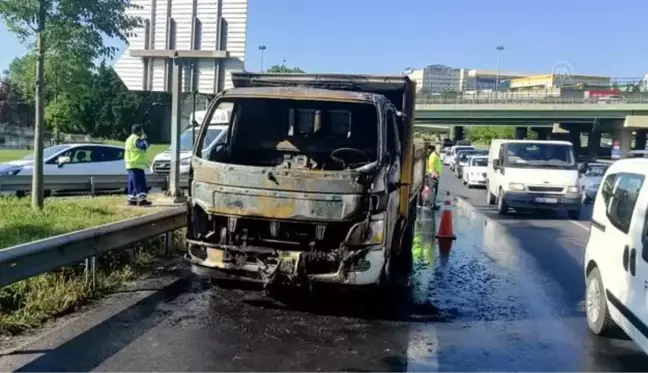 Bakırköy'de seyir halindeyken yanan İBB aracı söndürüldü (2)