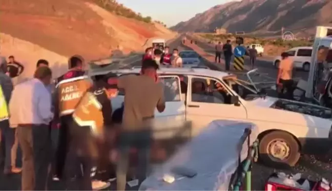 Son dakika! Kamyonet ve otomobil çarpıştı: 2 ölü, 7 yaralı
