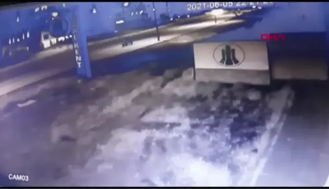 Kaldırımdaki anne- kıza kamyonet çarptı; şans eseri kurtulan kadın yardıma koştu