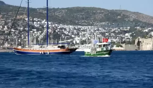 Teknelerle ulaşılan plajda çevre ve deniz dibi temizliği yapıldı