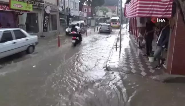 Edremit'te sağanak... Yıldırım düşen eski başkanın evinde yangın çıktı, yollar ve alt geçitler sular altında kaldı