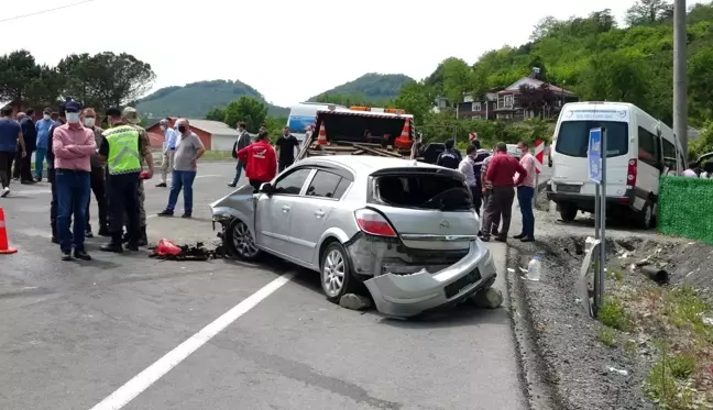 Ordu'da yolcu minibüsü ile otomobil çarpıştı... O anlar kamerada