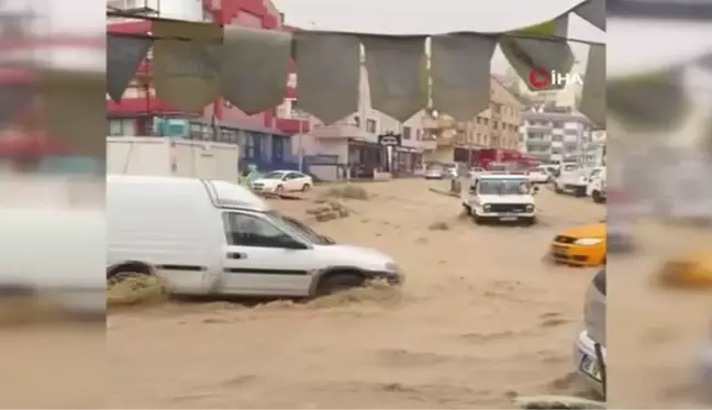 Araçlar sağanakta mahsur kaldı