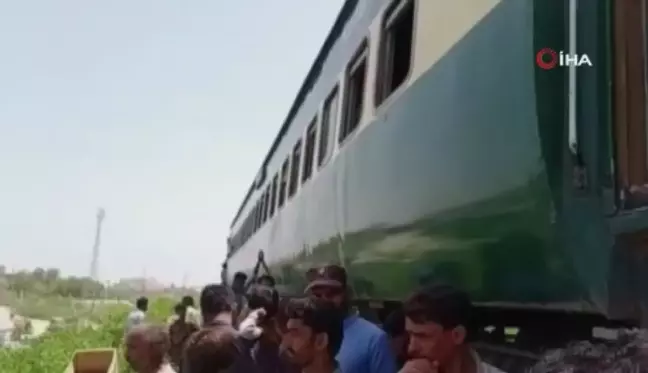 Pakistan'da yolcu treni raydan çıktı