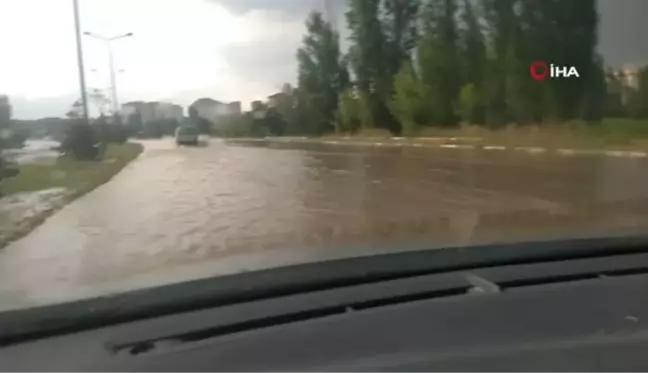 Kütahya'da sağanak yağış etkili oldu.. Yollar göle döndü