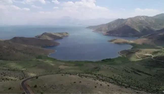 Van Gölü'nde su çekilince binlerce yıllık mikrobiyalitler ortaya çıktı