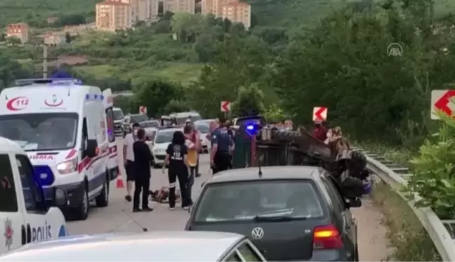 Kanala devrilen tarım aracındaki 6 kişi yaralandı