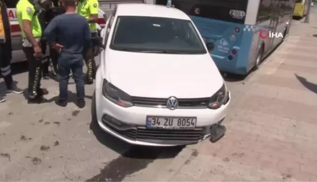 Ticari taksi benzin istasyonuna girmek için şerit değiştiren otomobile çarptı: 1 yaralı