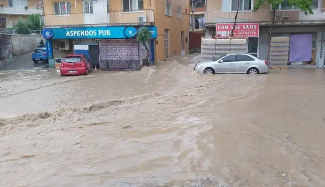 Sağanak su baskınlarına neden oldu