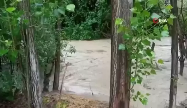 Nallıhan'da sel sonrası bir ev taşkın tehlikesi yaşadı