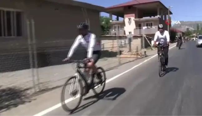 Türkiye'nin dört bir tarafından Şırnak'a gelen sporcular, huzurun sağlandığı dağlarda bisiklet sürdü