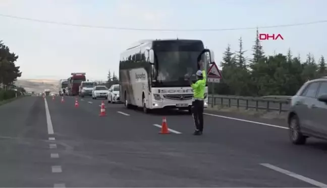 ESKİŞEHİR TIR'A ÇARPAN ARAÇTAKİ ANNE VE KIZI ÖLDÜ, BABA VE 2 OĞLU YARALANDI