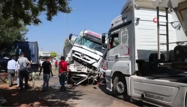 İki tır kafa kafaya çarpıştı: 1'i ağır iki kişi yaralandı