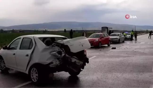 Son dakika haberi! Kaza yapanlara yardım eden ambulansa otomobil çarptı