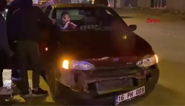 Seyir halindeki otomobil, önündeki otomobile çarptı, 3 yaralı