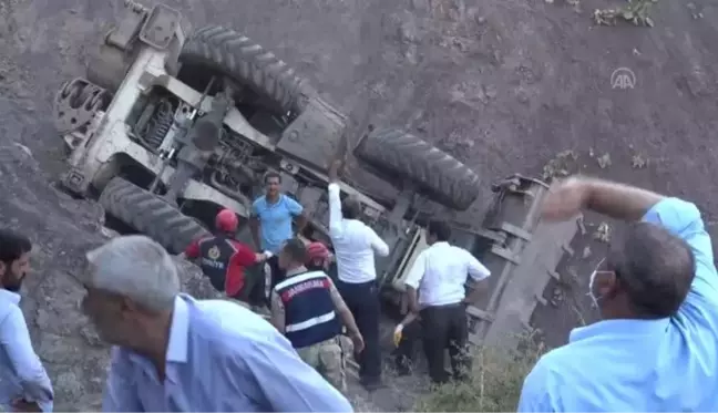 Şarampole devrilen iş makinesinin operatörü hayatını kaybetti