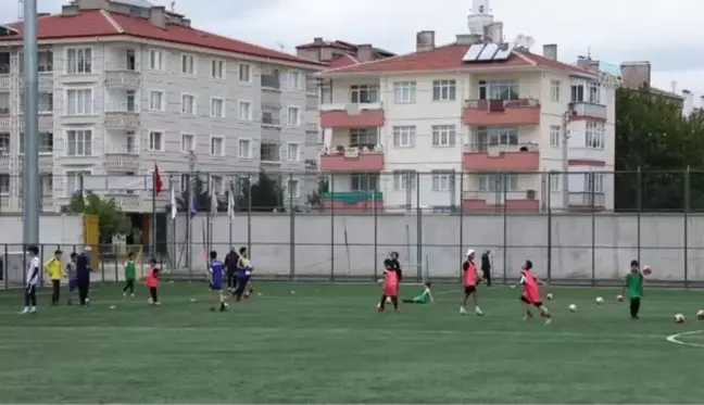 Çubuk Kaymakam Keleş ve Belediye Başkanı Demirbaş, yaz spor okulunu ziyaret etti