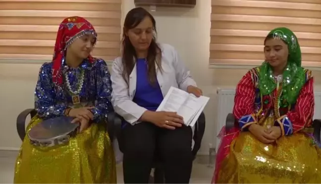 AFYONKARAHİSAR - Lise öğrencileri, Çöl Ovası'nda derledikleri halk şiirlerini, karekodlu kitap haline getirdi