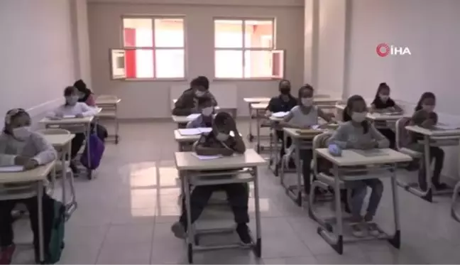 Afgan çocuklara Türkçe eğitimi