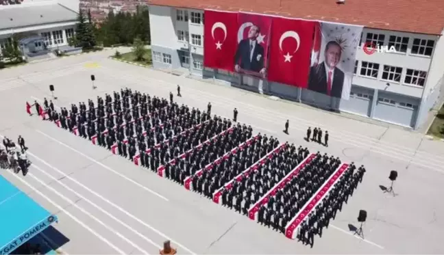 Polis adayları oyun havaları eşliğinde mezuniyetlerini kutladı