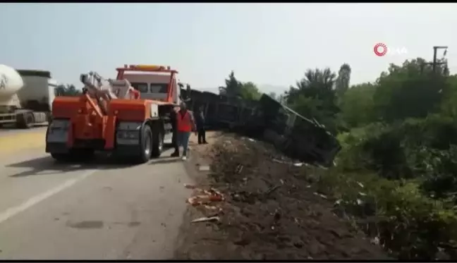 TEM Otoyolu'nda soya fasulyesi yüklü tır devrildi...Yol soya fasulyesi ile kaplandı, sıkışan sürücüyü itfaiye ekipleri kurtardı