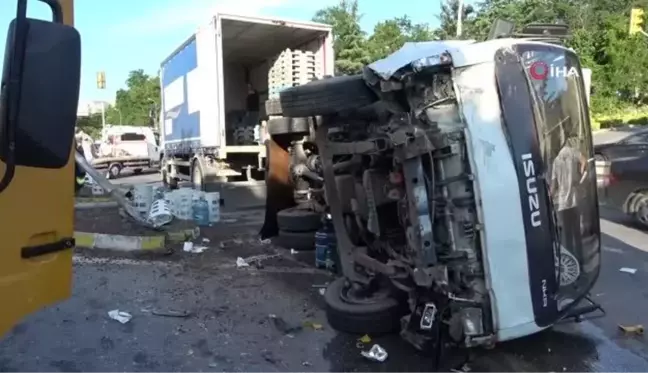 Beykoz'da kamyonetle otomobil çarpıştı: Biri bebek 4 yaralı