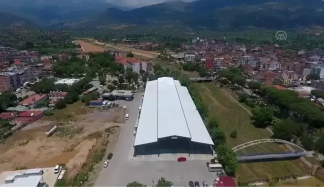 Kiraz ilçesinde 5 bin metrekarelik çok amaçlı pazar yeri törenle hizmete açıldı