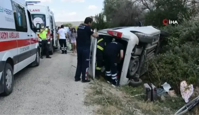 Devrilen araç içinde sıkıştılar: 3 yaralı