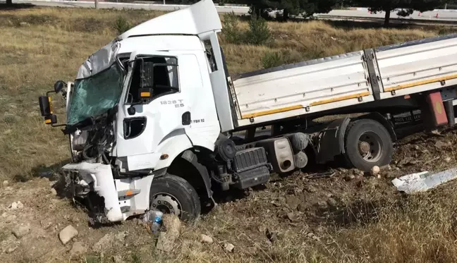 Burdur'da iki tır çarpıştı; 1 yaralı