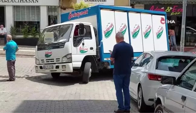 Kamyonet çöken yola saplandı