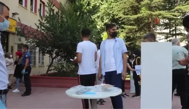 Polis memuru çaresiz kaldı... Kimi gözyaşına boğuldu, kimi demir kapıdan atlayarak şansını denedi