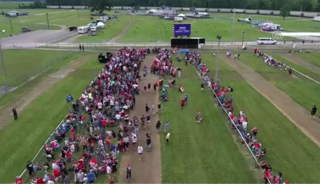 Trump destekçileri miting alanına girmek için uzun kuyruklar oluşturdu