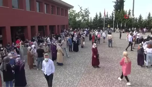 Yanlış okula gelen öğrencileri polis motosikletle yetiştirdi