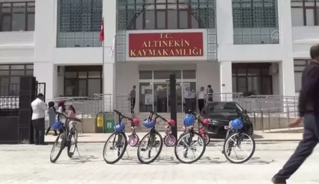 Son dakika... Bisikletin yaygın olmadığı ilçede çocukların yüzü kaymakamın sürpriziyle güldü