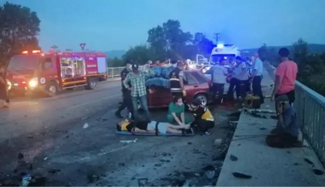 Son dakika haberleri! Çanakkale'de iki otomobil kafa kafaya çarpıştı: 3 ölü, 5 yaralı