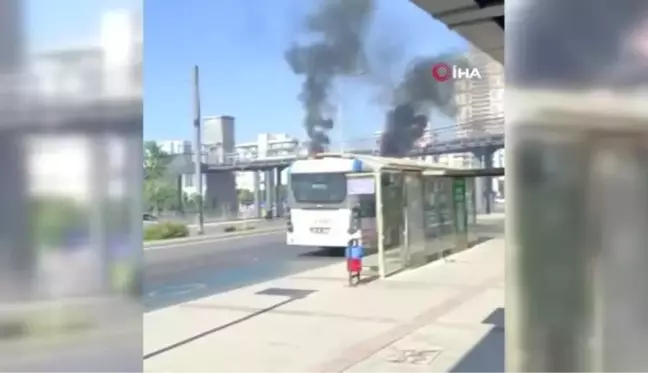 İzmir'de elektrikli yolcu otobüsü alev aldı