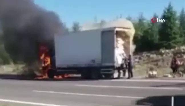 Başkent'te kargo kamyonu alevlere teslim oldu