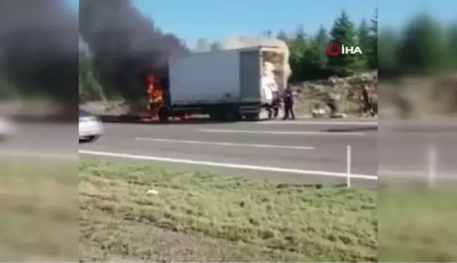 Başkent'te kargo kamyonu alevlere teslim oldu