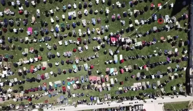 Seccadesi çim, kubbesi mavi gökyüzü olan camide namaz kılmanın huzurunu yaşadılar