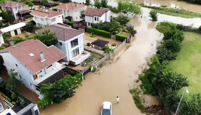 İstanbul'da etkili olan sağanak yağış vatandaşlara zor anlar yaşattı