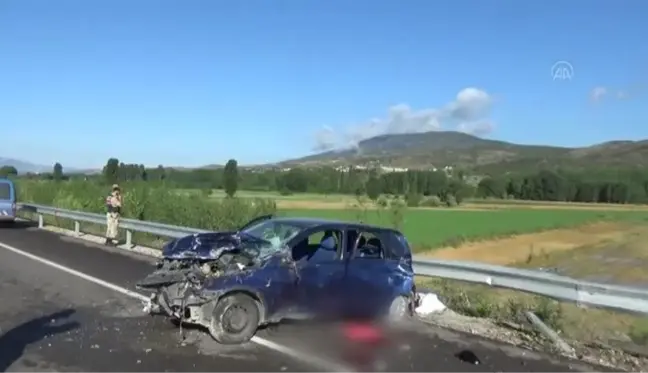 Son dakika haber... Bariyerlere çarpan otomobildeki hamile kadın ve bir çocuk öldü, 4 kişi yaralandı