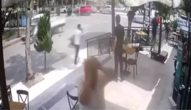 Kamyonete çarpan motosiklet sürücüsü metrelerce böyle havalandı