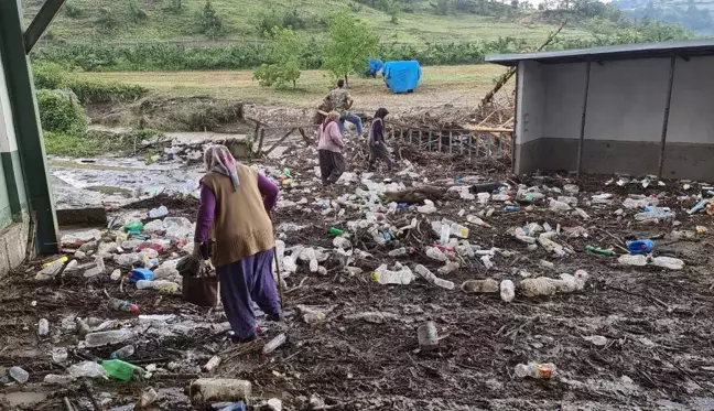 Baraj kapakları açıldı: Evler sular altında kaldı