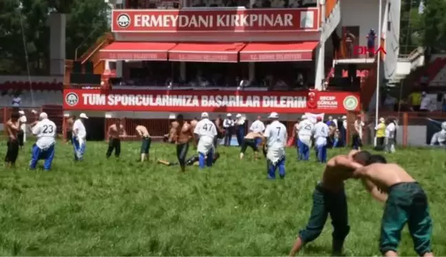 SPOR Kırkpınar'da pehlivanlar rakipleri kadar sıcak havayla da mücadele ediyor