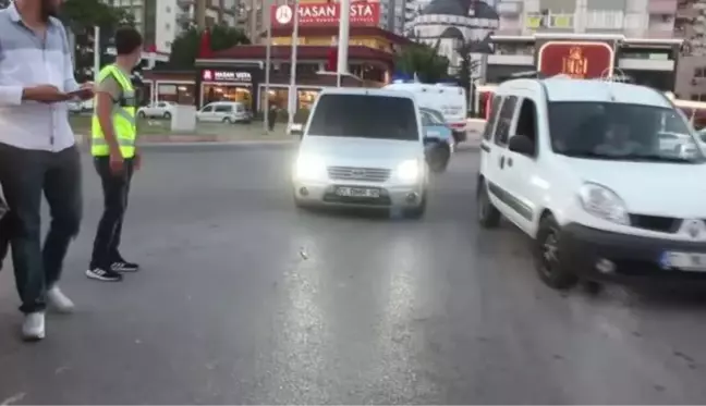 Otomobil ile hafif ticari araç çarpıştı: 3 yaralı