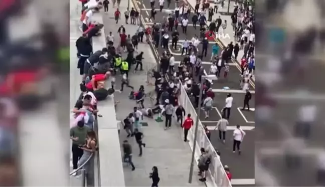 İngiliz taraftarlar, Wembley Stadyumunu bastı