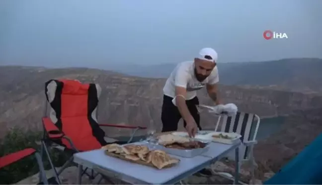 Doğasever vatandaş uçurumun kenarında bir gün kalarak Siirt'i tanıtıyor