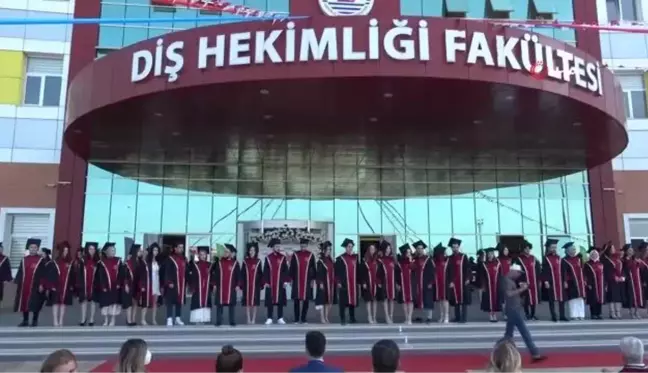 Çiçeği burnunda diş hekimleri mezuniyet belgelerini babalarının elinden aldı