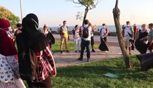 İstanbul Doğa Sporları Kulübü üyeleri, Kadıköy'de sahil temizliği yaptı