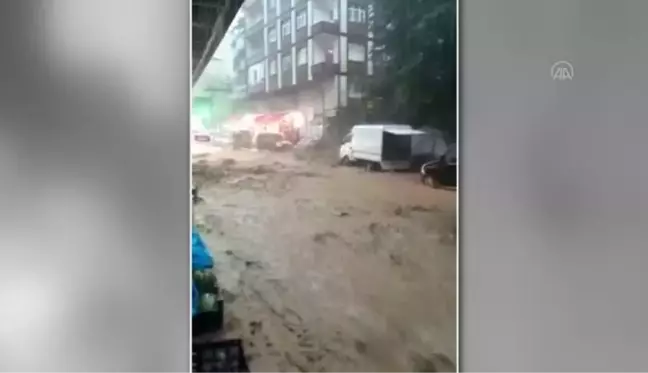 Etkili olan şiddetli sağanak heyelanlara ve bazı yolların kapanmasına neden oldu (3)